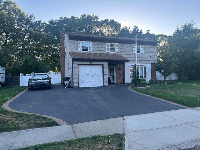 26 Fallen Leaf Road, Holbrook, NY 11741