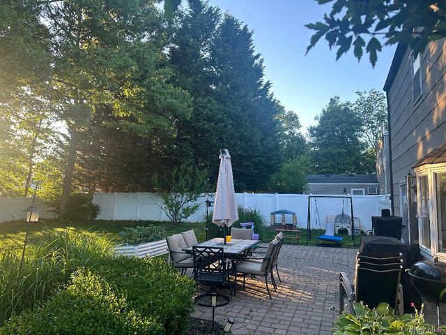 26 Fallen Leaf Road, Holbrook, NY 11741