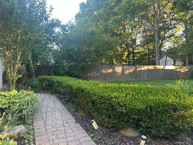 26 Fallen Leaf Road, Holbrook, NY 11741