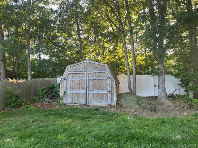 26 Fallen Leaf Road, Holbrook, NY 11741