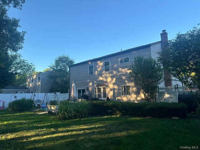 26 Fallen Leaf Road, Holbrook, NY 11741
