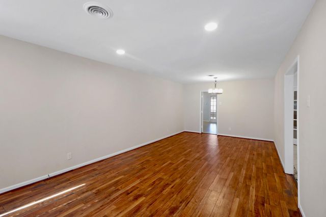 5554 Beechnut Street, Houston, TX 77096