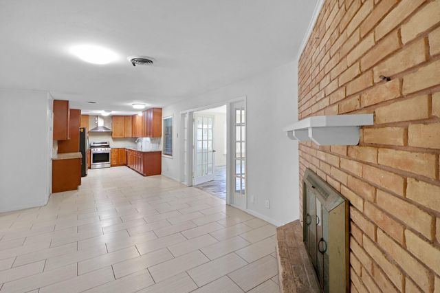 5554 Beechnut Street, Houston, TX 77096