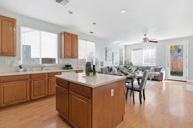 960 Kirkwood Way, Lathrop, CA 95330