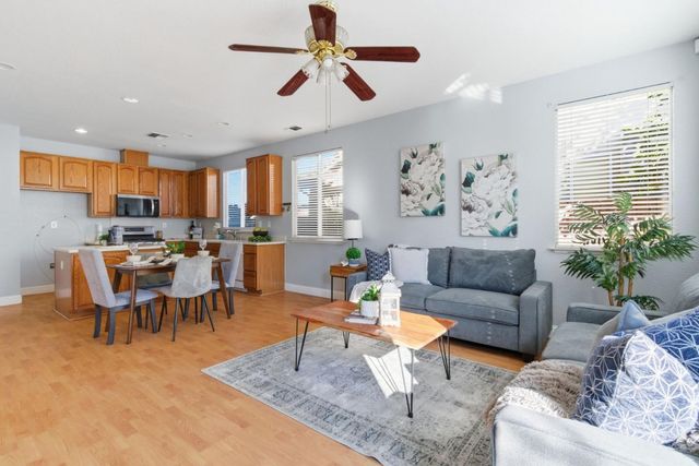 960 Kirkwood Way, Lathrop, CA 95330