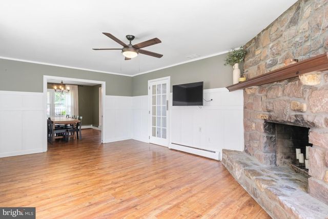 228 LENAPE DR, North Wales, PA 19454