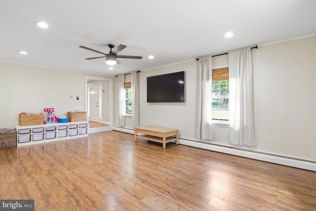 228 LENAPE DR, North Wales, PA 19454