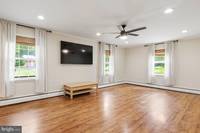 228 LENAPE DR, North Wales, PA 19454