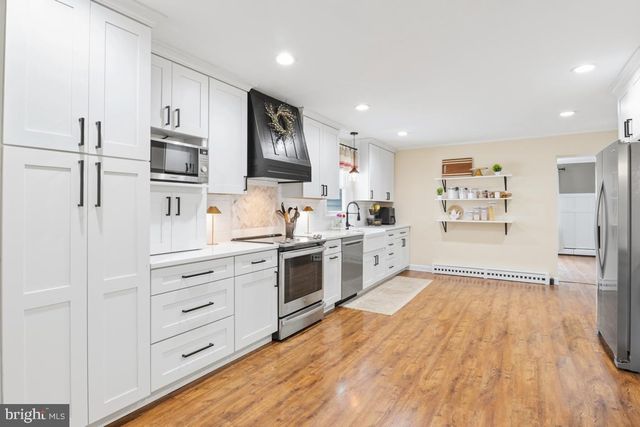 228 LENAPE DR, North Wales, PA 19454