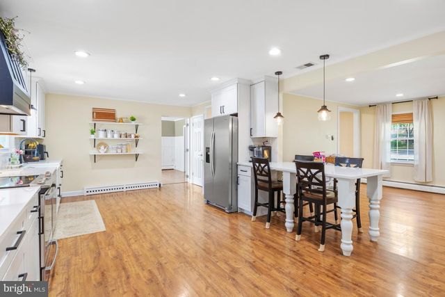 228 LENAPE DR, North Wales, PA 19454