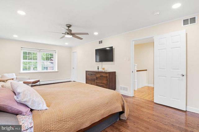 228 LENAPE DR, North Wales, PA 19454