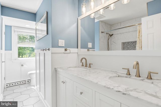 228 LENAPE DR, North Wales, PA 19454