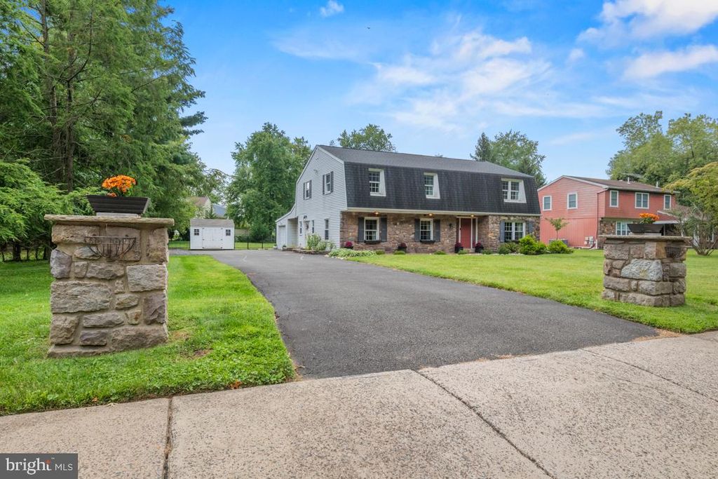 228 LENAPE DR, North Wales, PA 19454