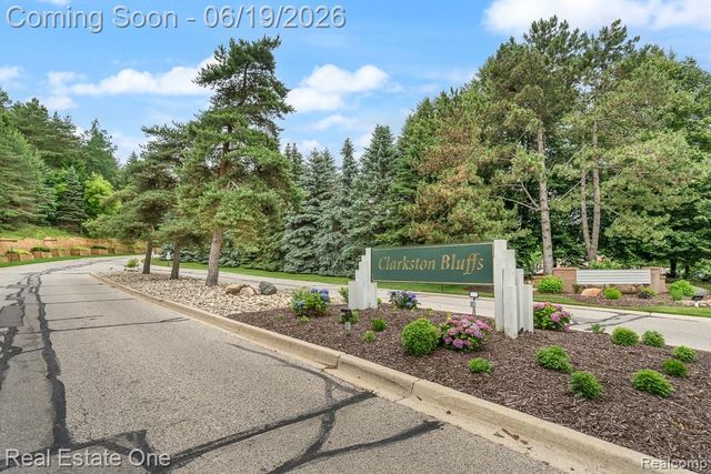6595 Scenic Pines Court, Clarkston, MI 48346