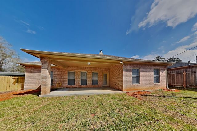121 Warbonnet Drive, Conroe, TX 77304