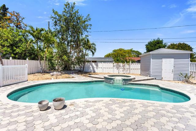 621 85TH AVENUE N, St Petersburg, FL 33702