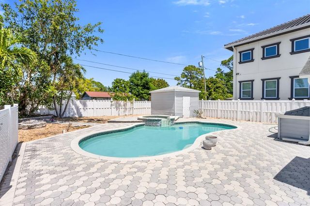 621 85TH AVENUE N, St Petersburg, FL 33702