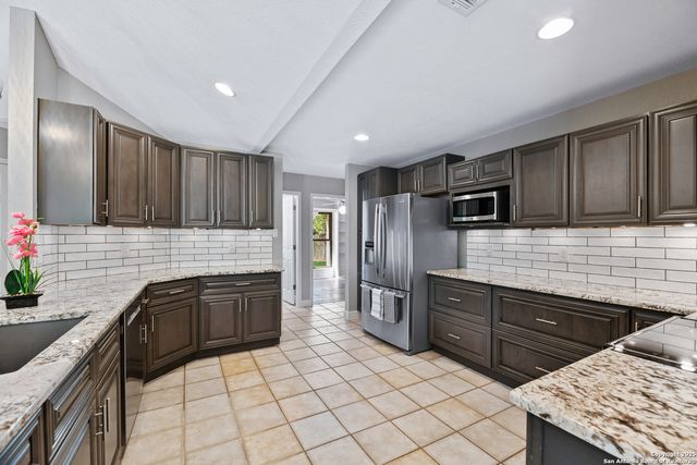 9400 Woodland Hills, San Antonio, TX 78250