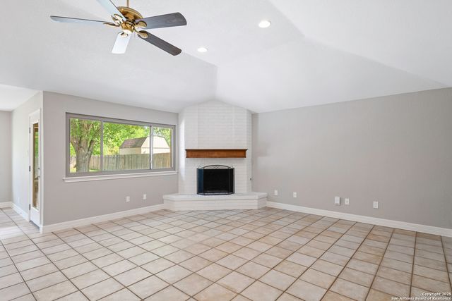9400 Woodland Hills, San Antonio, TX 78250