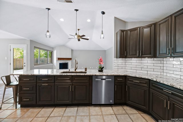 9400 Woodland Hills, San Antonio, TX 78250