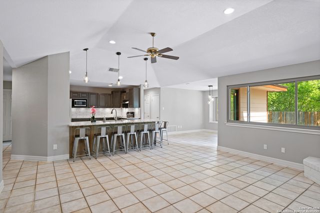 9400 Woodland Hills, San Antonio, TX 78250