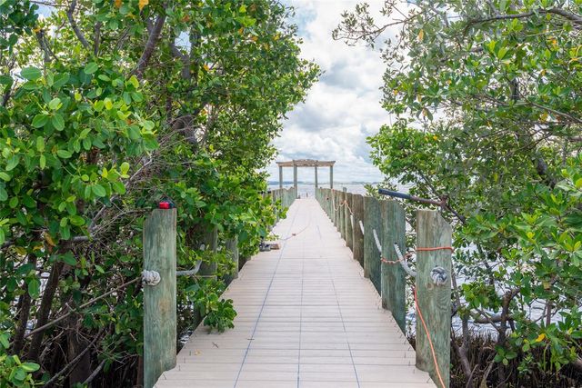 2876 BAYSHORE TRAILS DRIVE, Tampa, FL 33611