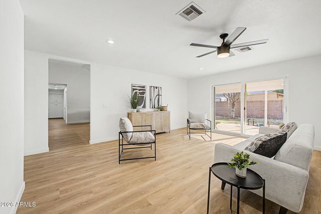202 S KENNETH Place, Chandler, AZ 85226