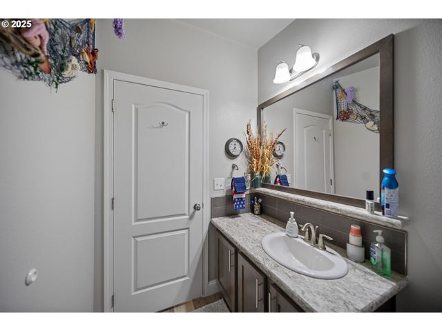 90807 N BANK Ln, Coquille, OR 97423