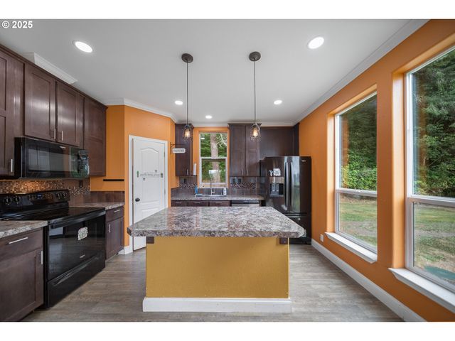90807 N BANK Ln, Coquille, OR 97423