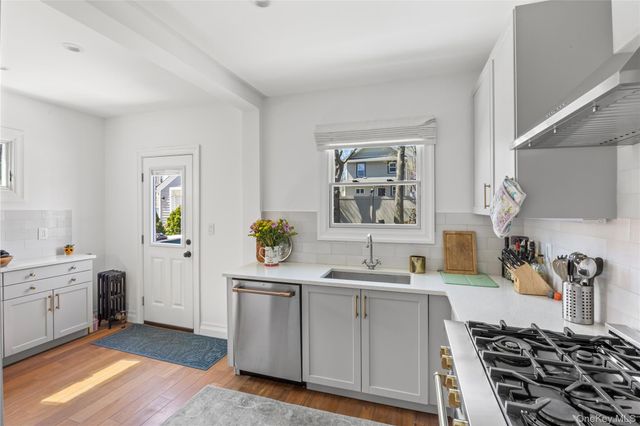 24 Beechhurst Avenue, Floral Park, NY 11001