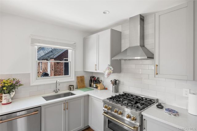 24 Beechhurst Avenue, Floral Park, NY 11001