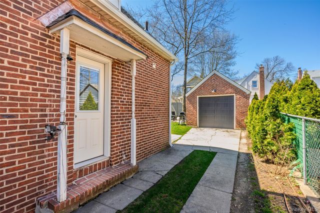 24 Beechhurst Avenue, Floral Park, NY 11001