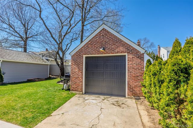 24 Beechhurst Avenue, Floral Park, NY 11001