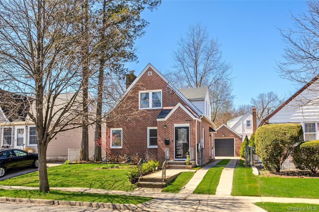 24 Beechhurst Avenue, Floral Park, NY 11001