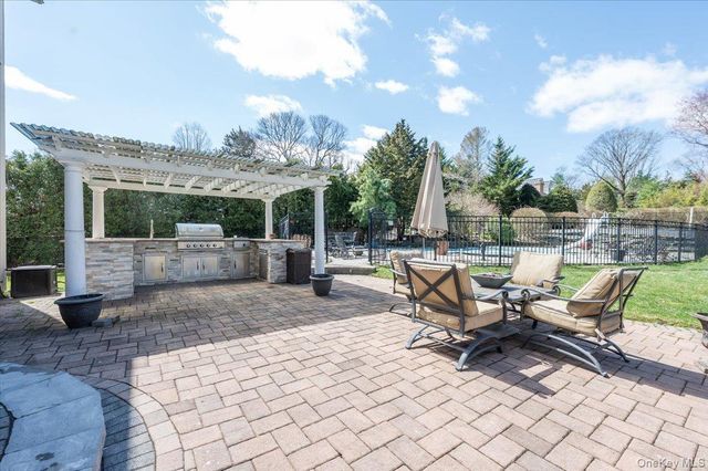 129 Round Swamp Road, Huntington, NY 11743