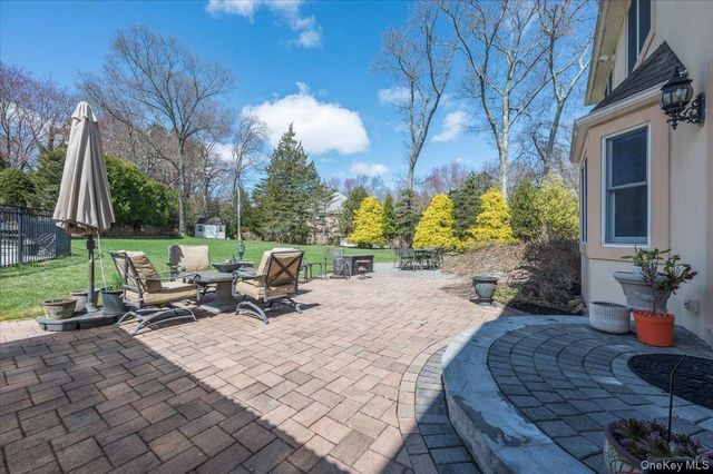 129 Round Swamp Road, Huntington, NY 11743