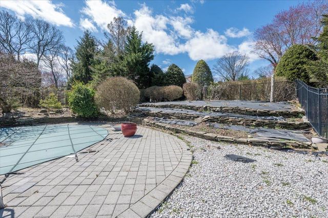 129 Round Swamp Road, Huntington, NY 11743