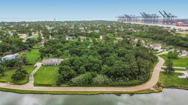 3515 E Bayou Drive, Shoreacres, TX 77571
