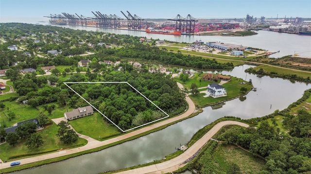 3515 E Bayou Drive, Shoreacres, TX 77571
