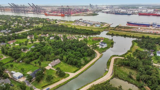 3515 E Bayou Drive, Shoreacres, TX 77571