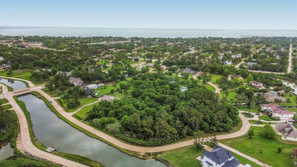 3515 E Bayou Drive, Shoreacres, TX 77571