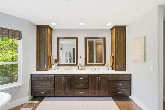 9033 Laguna Lake Way, Elk Grove, CA 95758