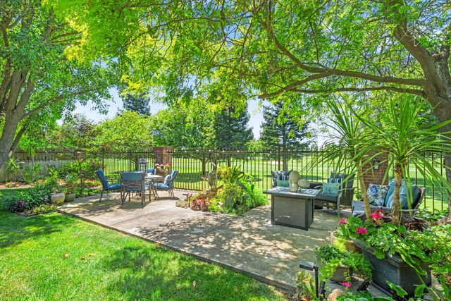 9033 Laguna Lake Way, Elk Grove, CA 95758