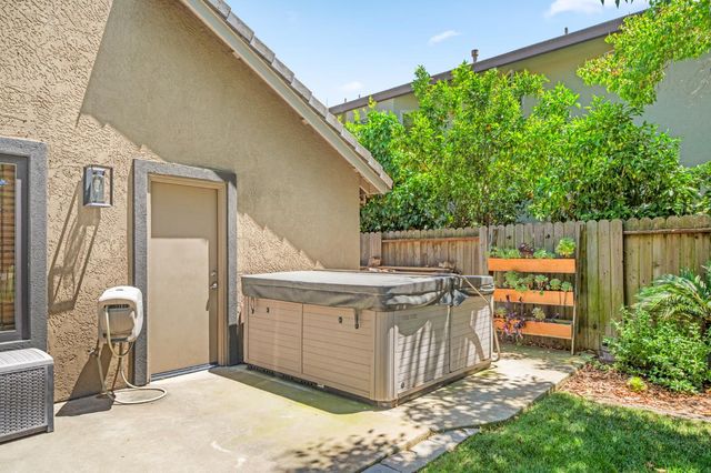 9033 Laguna Lake Way, Elk Grove, CA 95758