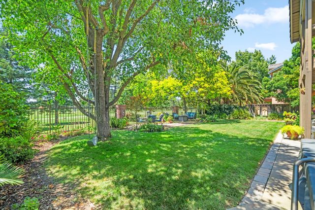 9033 Laguna Lake Way, Elk Grove, CA 95758