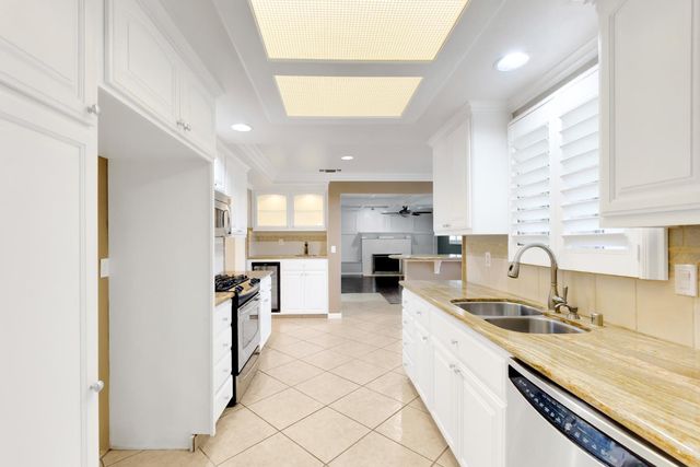 6420 Saint James Dr, Carmichael, CA 95608