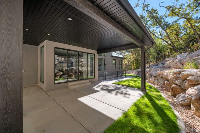 5619 S FOX CHASE DR, South Ogden, UT 84403