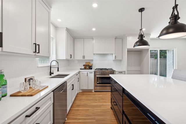 9905 Glenrio Lane, Dallas, TX 75220