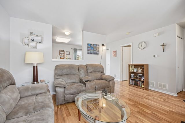 626 N Triumph Court, Hainesville, IL 60073