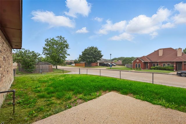 701 Inglewood Trail, Desoto, TX 75115